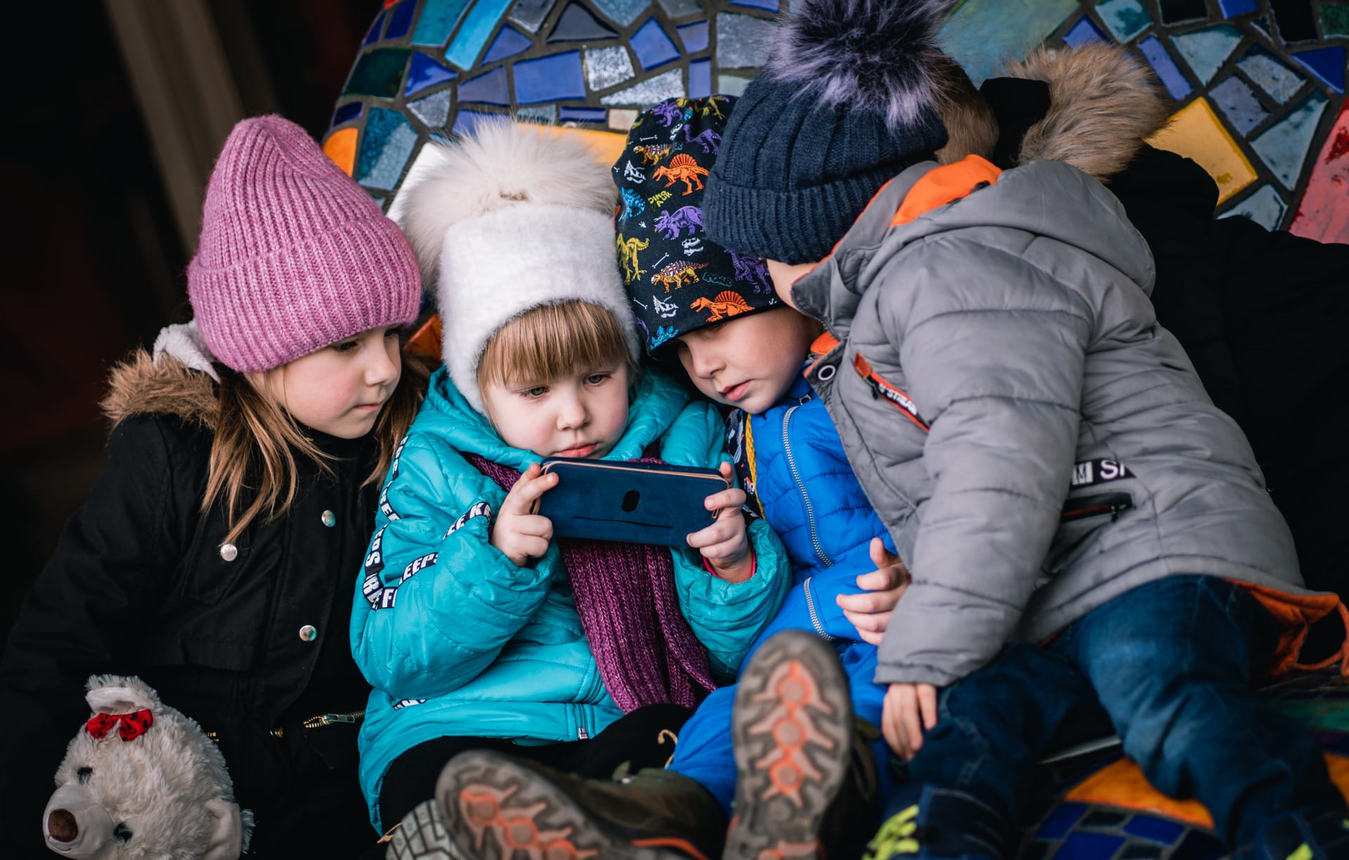 Některé děti uprchlíků si krátí čas sledováním videí na mobilním telefonu.