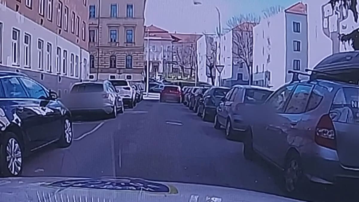 Silně opilá žena nezvládla průjezd jednosměrkou v Brně a nabourala do zaparkovaného auta. Tvrdila, že měla jedno pivo.