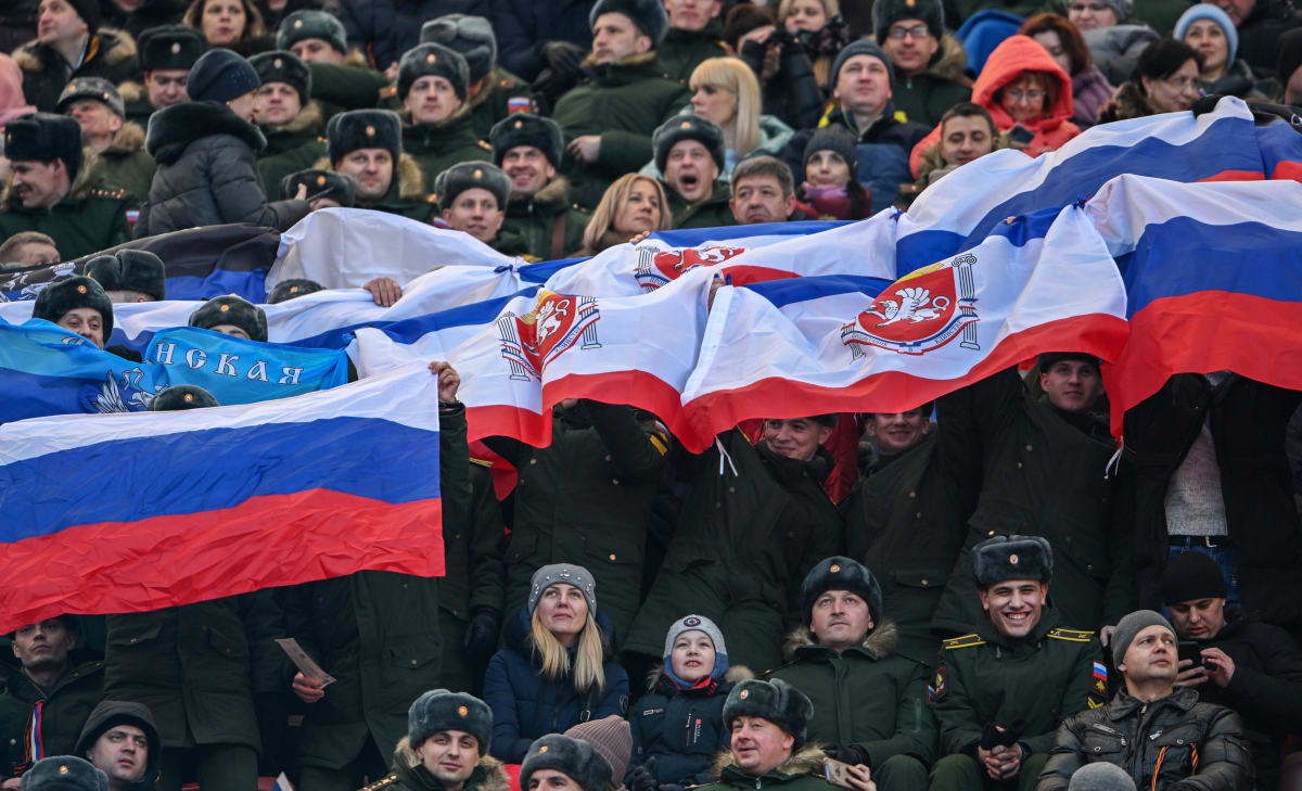 Za Rusko, skandovaly tisíce lidí na slavnostní akci v Moskvě. (18. března 2022)