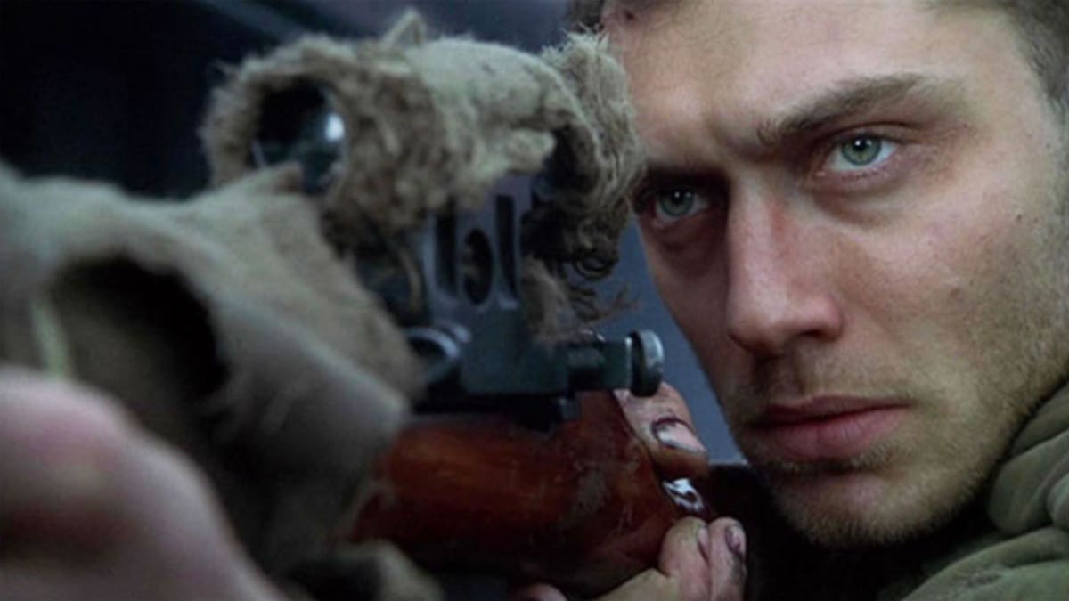 Proslulého ruského snipera Vasilije Zajceva si ve filmu Nepřítel před branami zahrál Jude Law.