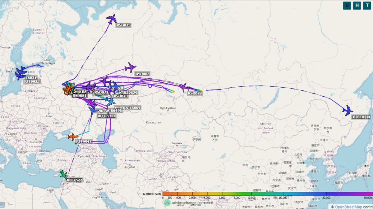 Radary zachytily více až 22 letadel, které se z Moskvy a okolních letišť rozletěly převážně na východ země. 