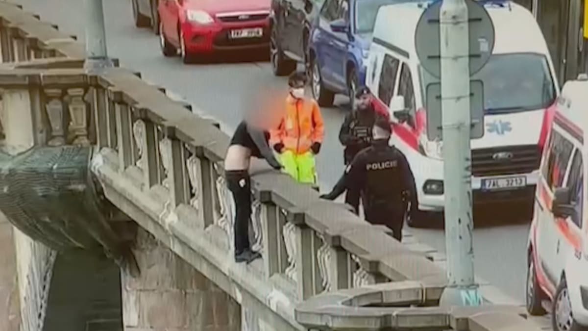 Pražští policisté zachránili sebevraha. Chtěl skočit z mostu do Vltavy.