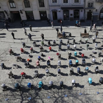 109 prázdných kočárků na náměstí ve Lvově. Každý z nich symbolizuje jedno dítě, které přišlo o život v důsledku ruské invaze na Ukrajinu