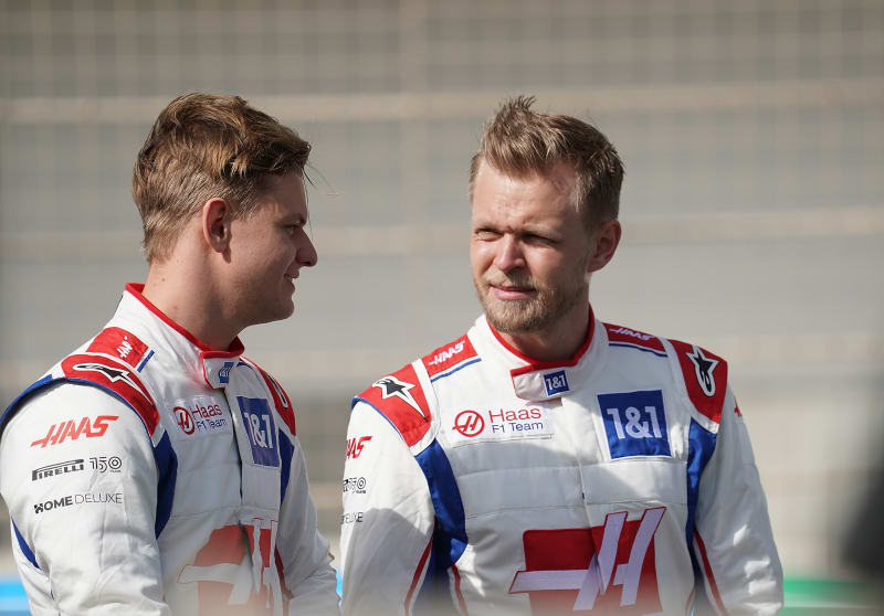 Tým Haas by letos neměl být totálním odpadlíkem. Na fotografii je Mick Schumacher (vlevo) a Kevin Magnussen.