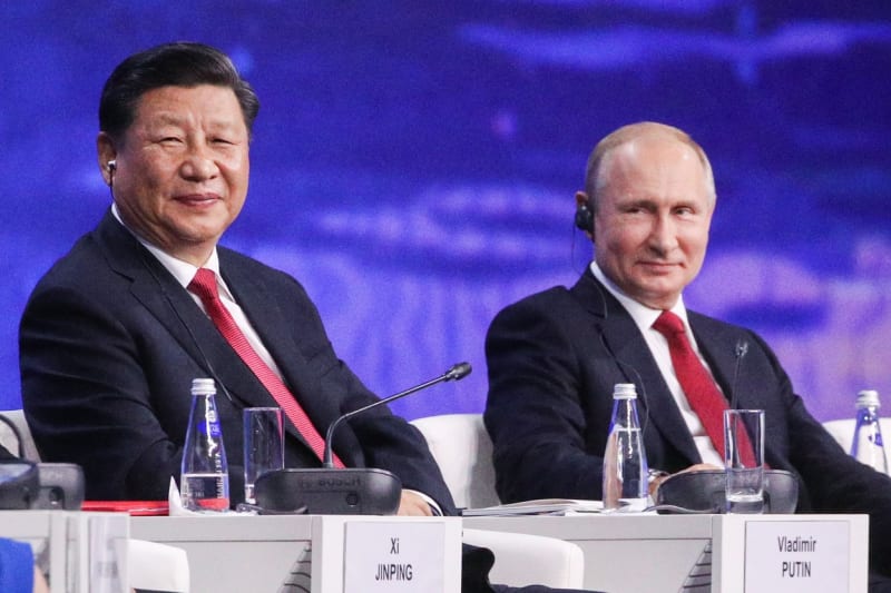 Čínský prezident Si se svým ruským protějškem Putinem na Petohradském ekonomickém fóru v roce 2019