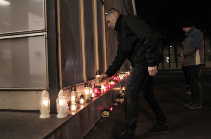 Lidé po neštěstí v dole ČSM Stonava v roce 2018 nosili svíčky ke vchodu do šachty.