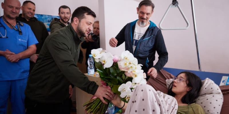 Ukrajinský prezident Volodymyr Zelenskyj navštívil nemocnici v Kyjevě.