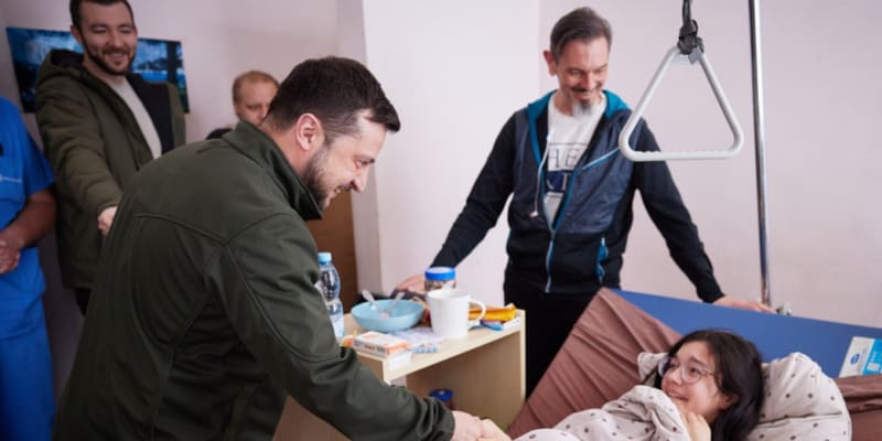 Ukrajinský prezident Volodymyr Zelenskyj navštívil nemocnici v Kyjevě