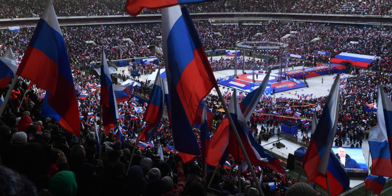Výročí anexe Krymu slavily na moskevském stadionu Lužniki tisíce lidí. (18. března)