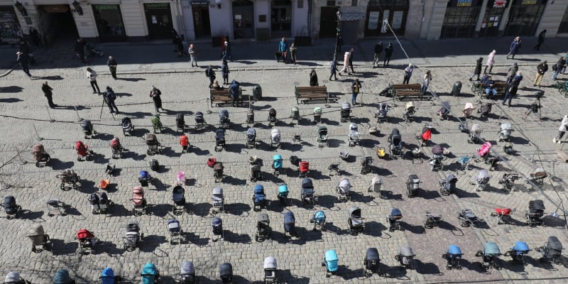 Na náměstí ve Lvově se v pátek 18. března objevilo 109 prázdných kočárků. Každý z nich symbolizuje jedno dítě, které přišlo o život v důsledku ruské invaze na Ukrajinu. 