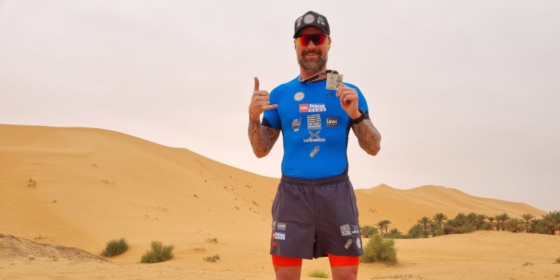 Moderátor CNN Prima NEWS Petr Vágner zvládl v alžírské poušti 226 kilometrů.