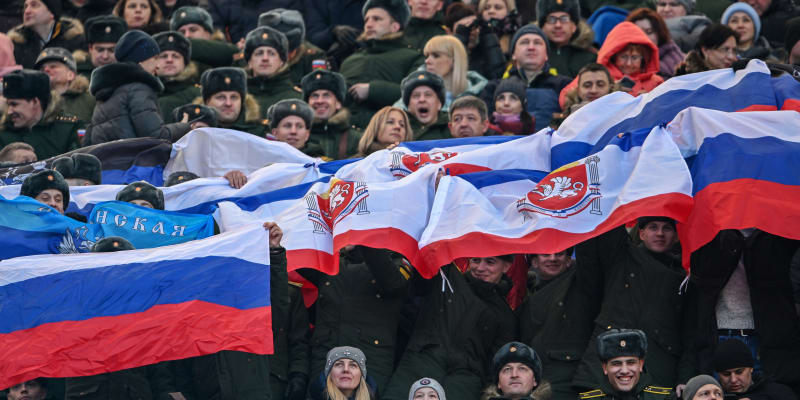 Za Rusko, skandovaly tisíce lidí na slavnostní akci v Moskvě. (18. března)