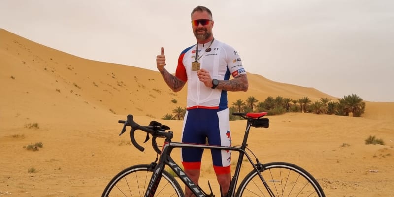 Petr Vágner absolvoval plaváním, na kole a v běhu celkem 226 kilometrů. To vše ve vyčerpávající poušti.