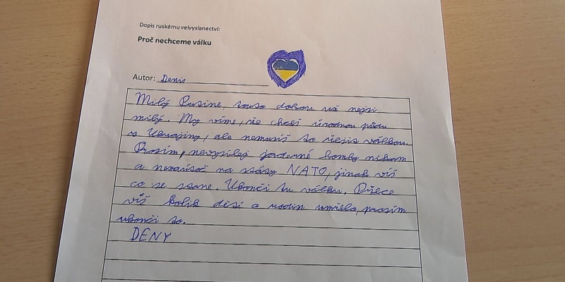 Žáci pátých tříd Základní školy F. L. Čelakovského ve Strakonicích sepsali dopisy adresované ruskému velvyslanectví. 