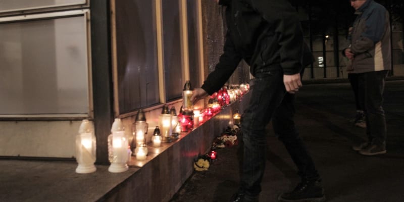 Lidé po neštěstí v dole ČSM Stonava v roce 2018 nosili svíčky ke vchodu do šachty.