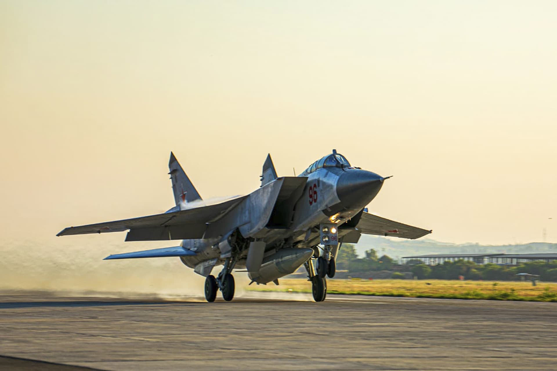 Ruský stíhací letoun MiG-31 s raketou Kinžal