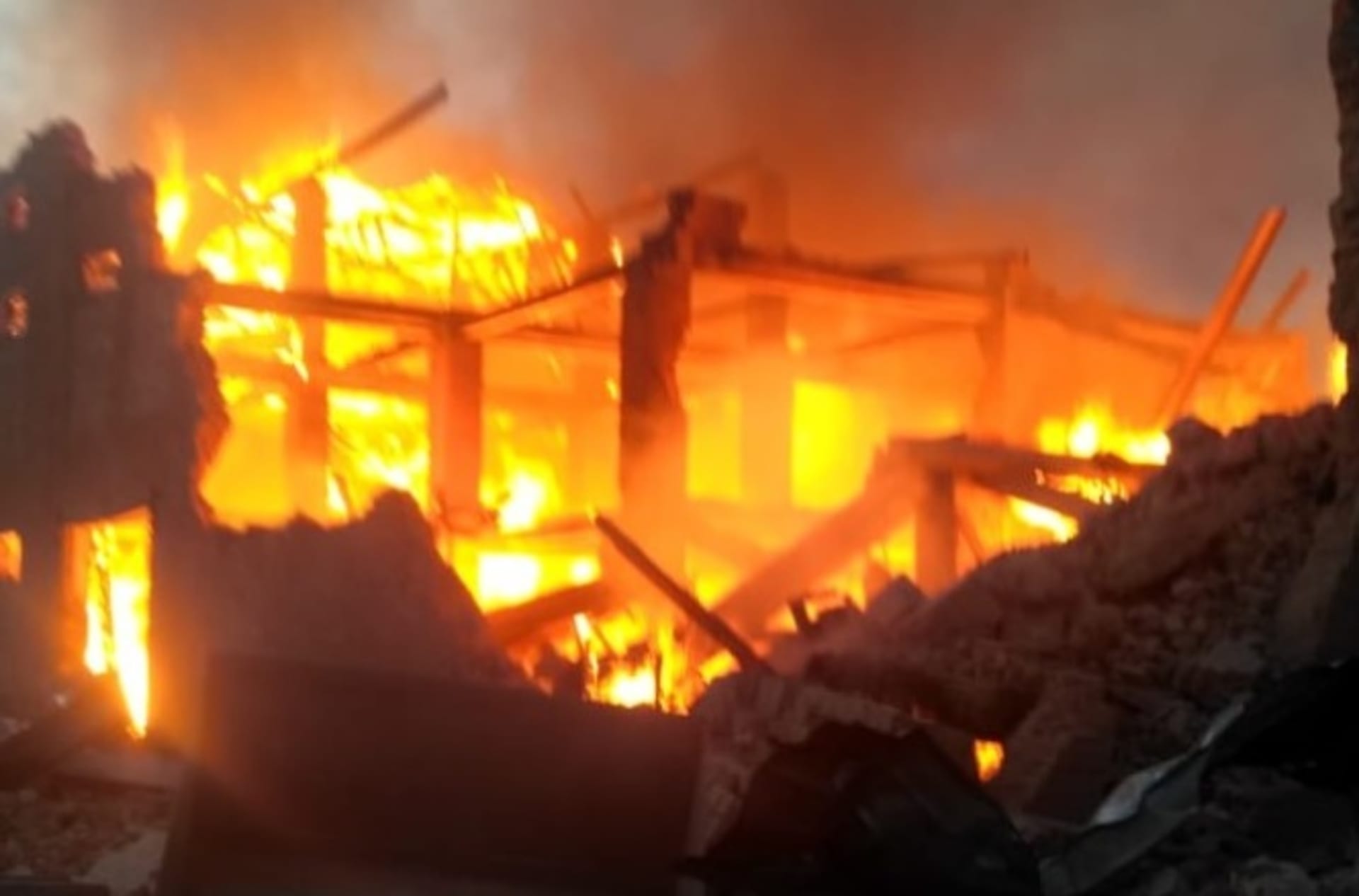 Budovu ve městě Korosteň zničil požár po ostřelování (19. 3. 2022).