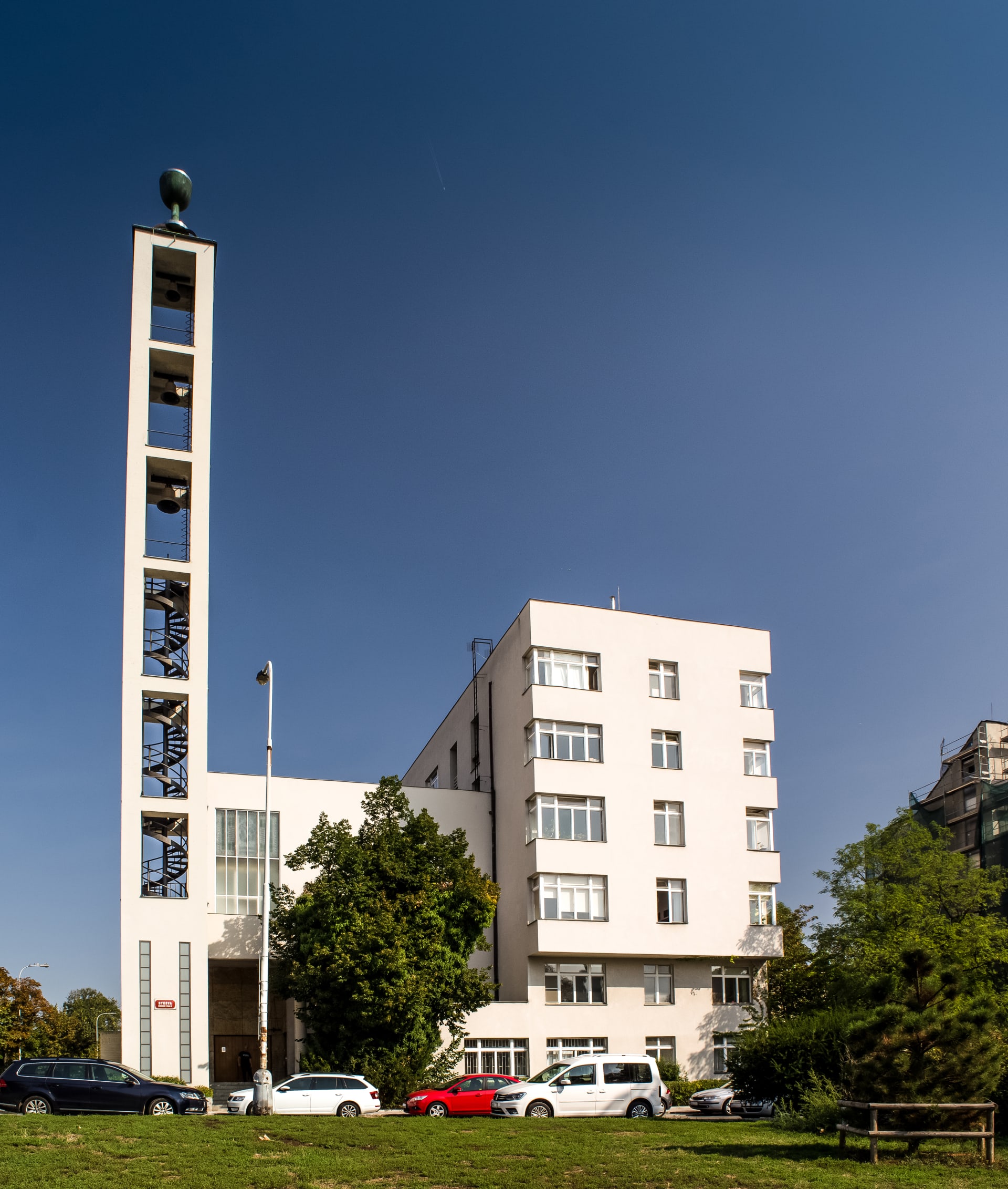 Husův sbor na Vinohradech Byl postaven v letech 1930–1935 podle návrhu architekta Pavla Janáka v konstruktivistickém stylu. 