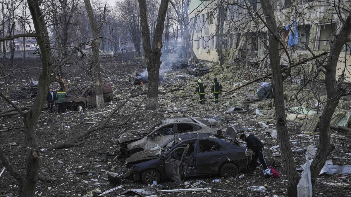 Následky bombardování porodnice v Mariupolu (9. březen 2022)