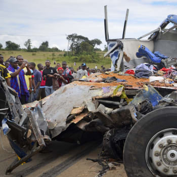 Nehoda autobusu s kamionem v Tanzánii z roku 2015