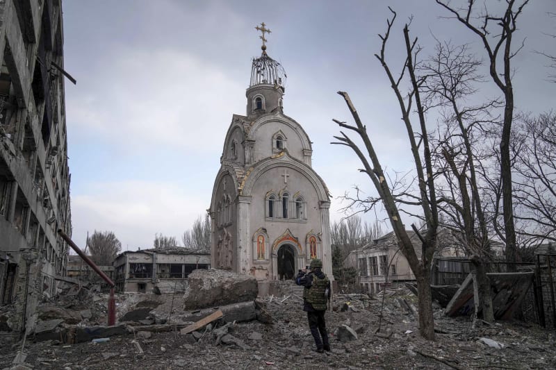 Kostel v Mariupolu zničený bombardováním (10. března 2022)