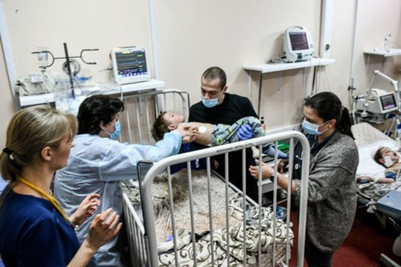 Regionální dětská nemocnice v Záporoží se aktuálně stará o pacienty, kteří utrpěli těžká zranění po ruském ostřelování. Jak dlouho bude mít nemocnice lůžka, není jasné. Snímky vznikly 18. března 2022.