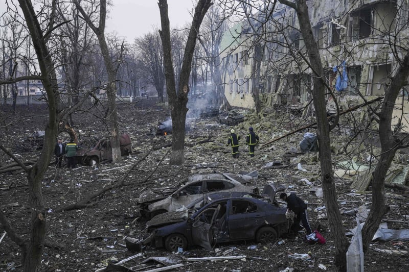 Následky bombardování porodnice v Mariupolu (9. března 2022)