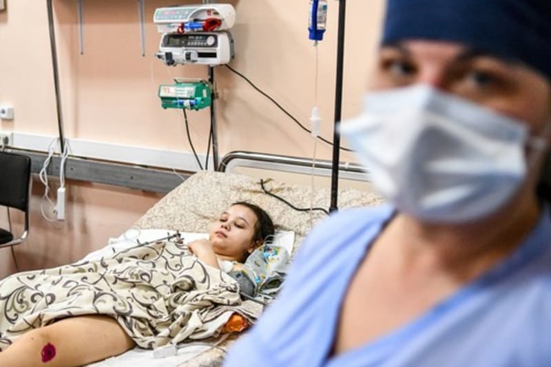 Regionální dětská nemocnice v Záporoží se aktuálně stará o pacienty, kteří utrpěli těžká zranění po ruském ostřelování. Jak dlouho bude mít nemocnice lůžka, není jasné. Na snímku z 18. března 15letá Máša, má amputovanou pravou nohu. 