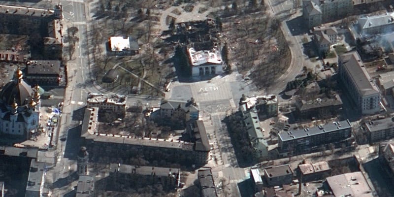 Satelitní snímky ničeného Mariupolu z 19. března 2022