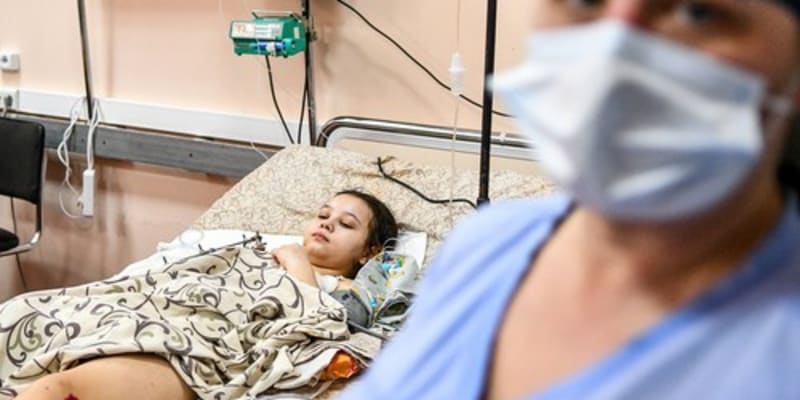 Regionální dětská nemocnice v Záporoží se aktuálně stará o pacienty, kteří utrpěli těžká zranění po ruském ostřelování. Jak dlouho bude mít nemocnice lůžka, není jasné. Na snímku z 18. března 15letá Máša, má amputovanou pravou nohu. 