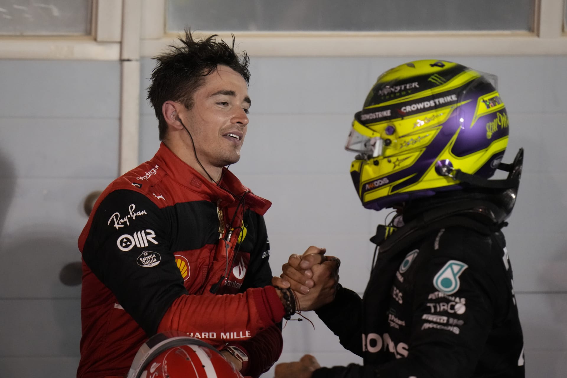 Lewis Hamilton (vpravo) gratuluje Charlesi Leclercovi (vlevo) po vítězství v Bahrajnu.