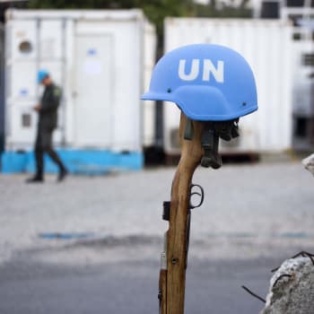 Mírové sbory OSN (United Nations) jsou lidově známé jako tzv. modré přilby.
