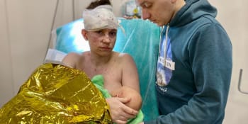 Krmila měsíční dcerku, pak ji musela krýt vlastním tělem. Statečná Ukrajinka dojímá svět