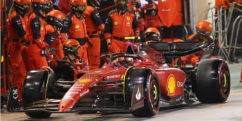 Velkou cenu Bahrajnu ovládly vozy Ferrari. Hamilton třetí, Verstappen nedokončil