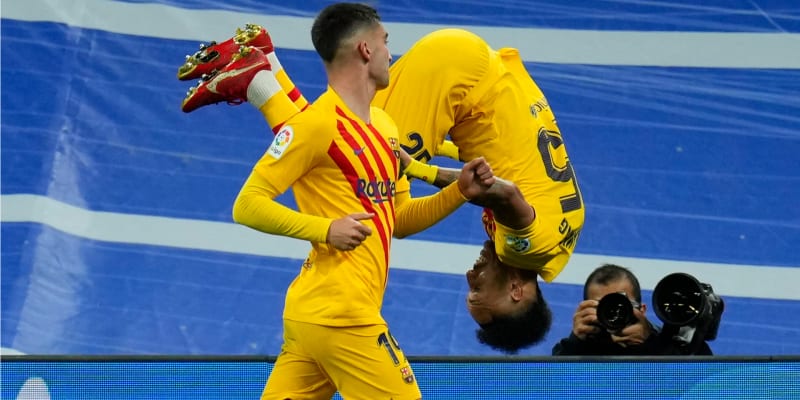 El Clásico vyhrála 20. března 2022 Barcelona. Takhle slavil jeden z gólů Aubameyang.