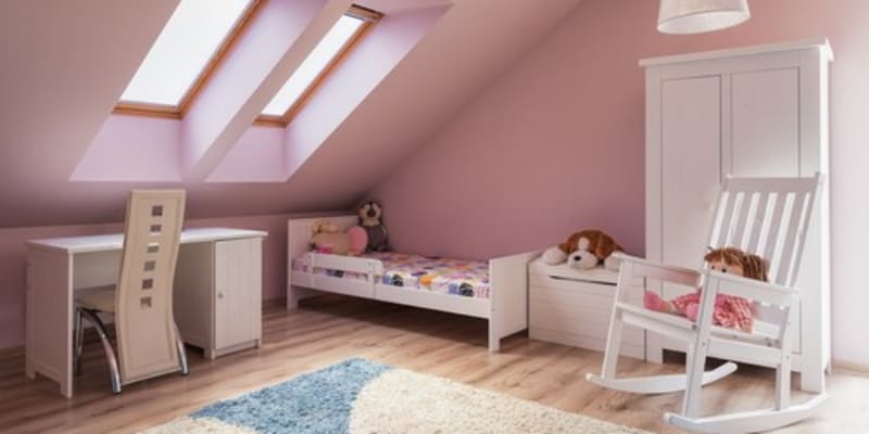 Podkroví se hodí i pro dětské pokoje, už proto, že dětem dlouho stačí menší nábytek. 