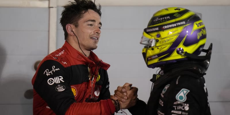 Lewis Hamilton (vpravo) gratuluje Charlesi Leclercovi (vlevo) po vítězství v Bahrajnu.