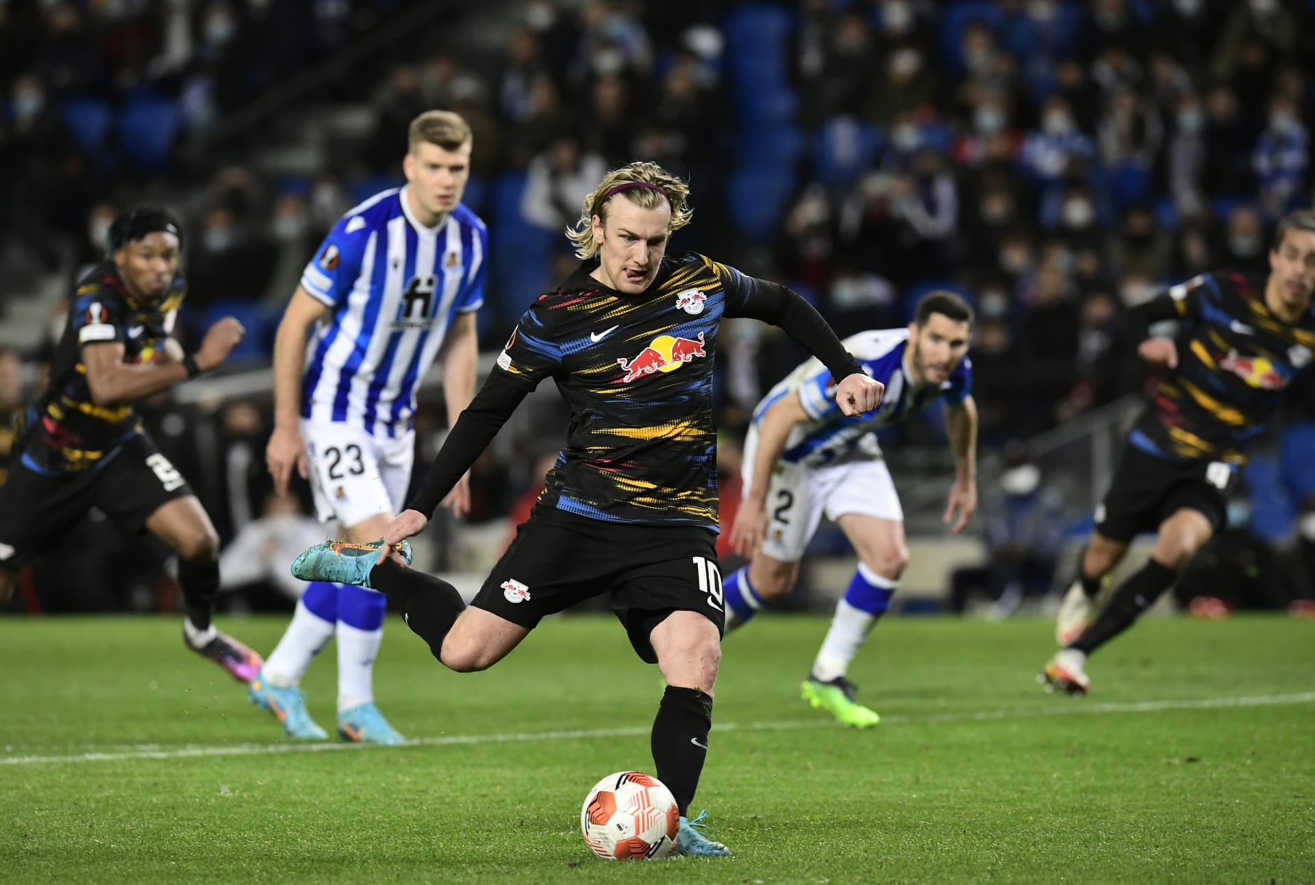 Švédský fotbalový útočník Emil Forsberg (uprostřed) střílí gól svého klub RB Lipsko z penalty do sítě Realu Sociedad San Sebastián v utkání Evropské ligy v únoru 2022.