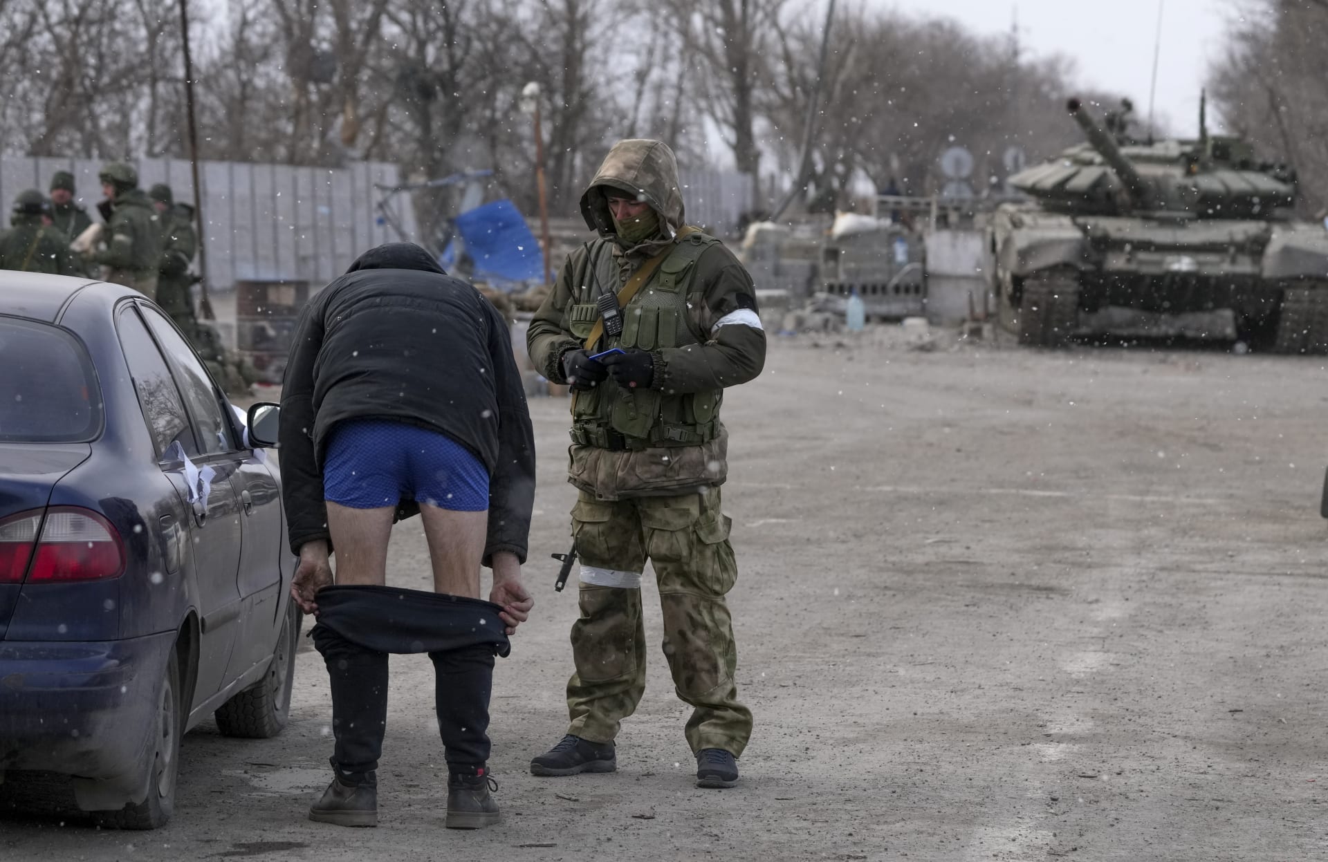Civilista z Mariupolu je na stanovišti kontrolován proruskými separatisty. (20. března 2022)