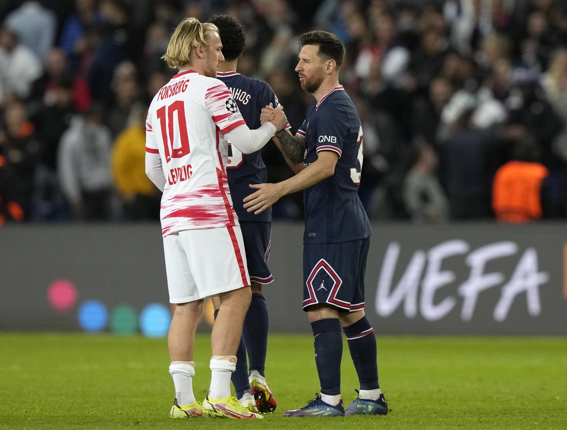 Švédský fotbalový útočník Emil Forsberg (vlevo) se zdraví s Argentincem Lionelem Messim z Paris St. Germain při utkání Ligy mistrů v říjnu 2021.