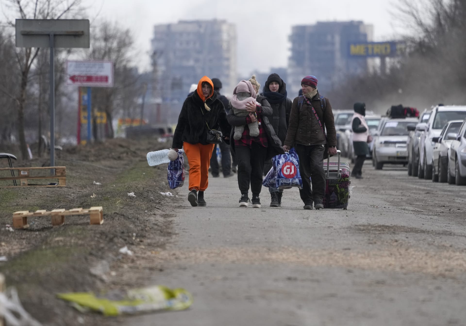 Civilisté z Mariupolu jsou kontrolování na stanovištích. Následně jsou pod kontrolou proruských separatistů z Mariupolu evakuováni. (20. března 2022)