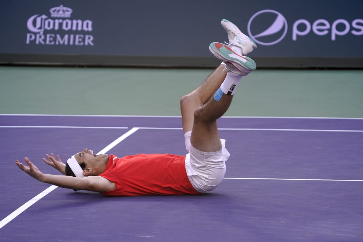 Američan Taylor Fritz zdolal ve finále v Indian Wells Rafaela Nadala 6:3, 7:6. (20. března 2022)