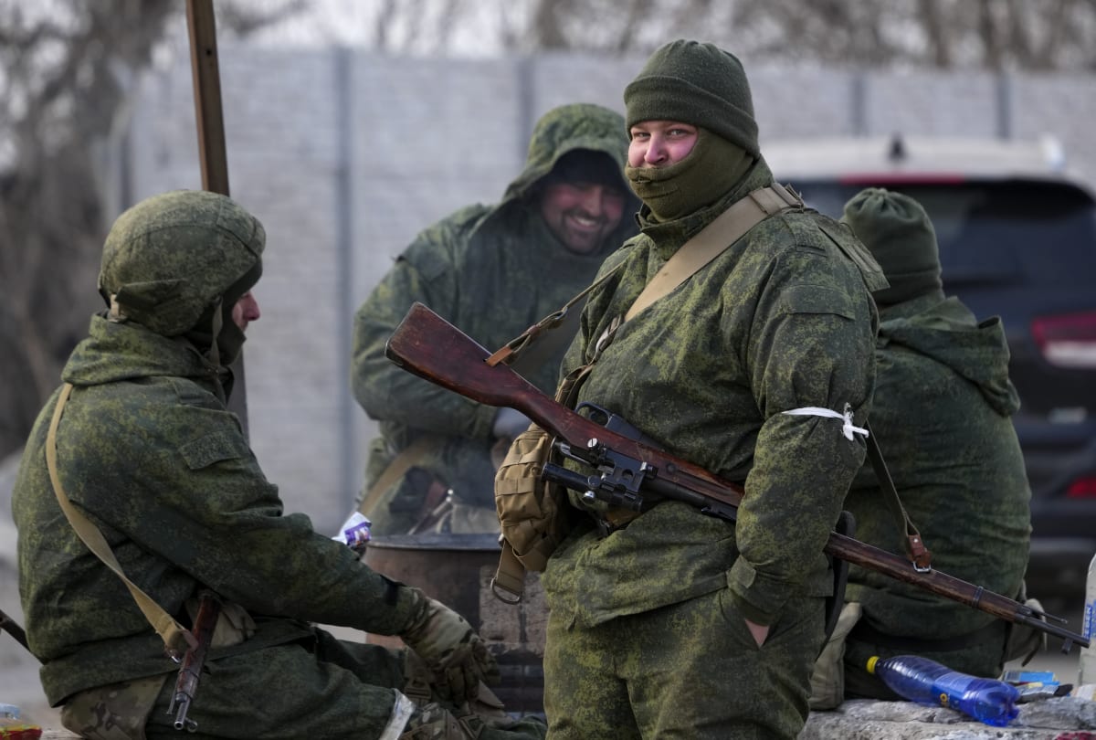 Civilisté z Mariupolu jsou kontrolování na stanovištích. Následně jsou pod kontrolou proruských separatistů evakuování přes jiná města z Mariupolu. (20. března 2022)
