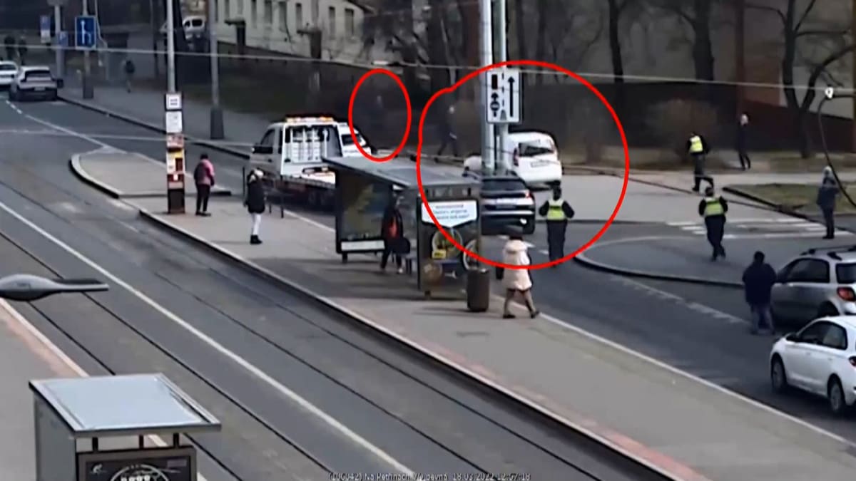 Muž v Praze srazil strážníka