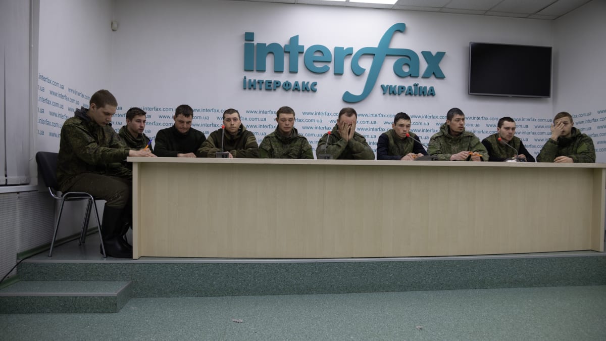 Jedenáct ruských vojáků zajatých ukrajinskými silami při tiskovém prohlášení 5. března 2022.