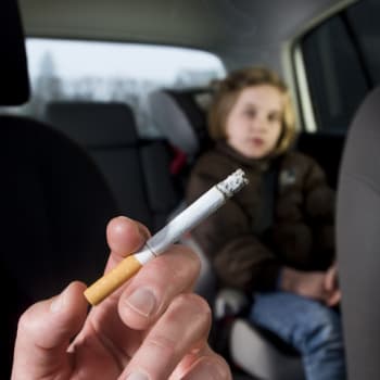 Kouření v autě malým dětem na zdraví rozhodně nepřidá.