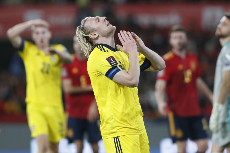 Švédský fotbalový útočník Emil Forsberg lituje své neproměněné šance v kvalifikačním utkání mistrovství světa proti domácímu Španělsku v Seville v listopadu 2021. Po prohře 0:1 „spadli“ Švédové do baráže, v níž se 24. března utkají s Čechy.