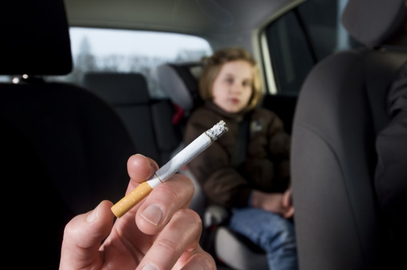 Kouření v autě malým dětem na zdraví rozhodně nepřidá.