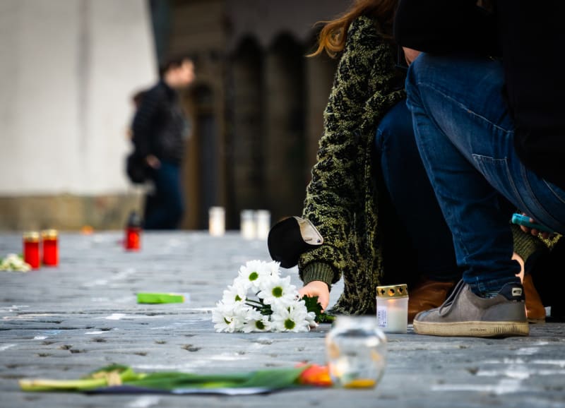 Centrum Prahy zaplavily svíčky, květiny i modlící se lidé.