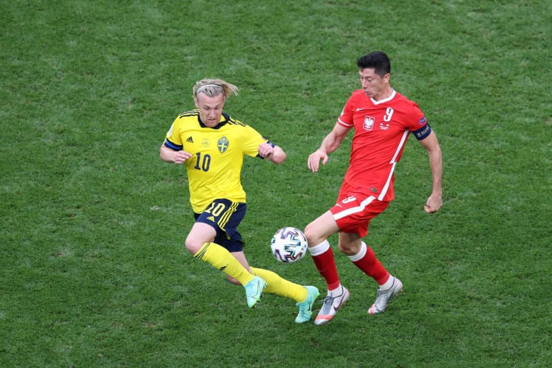 Švédský fotbalový útočník Emil Forsberg (vlevo) v souboji s Polákem Robertem Lewandowskim během utkání mistrovství í Evropy 2021, kdy oba vstřelil dva góly. 
